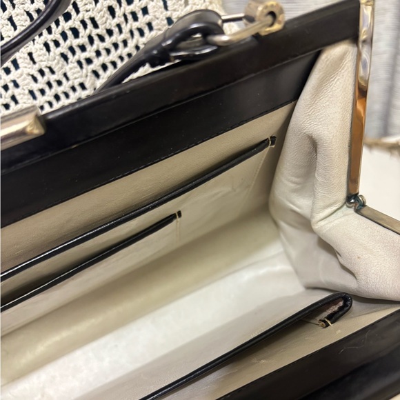 Elegant Vintage Black Leather Handbag/Purse - Picture 9 of 16